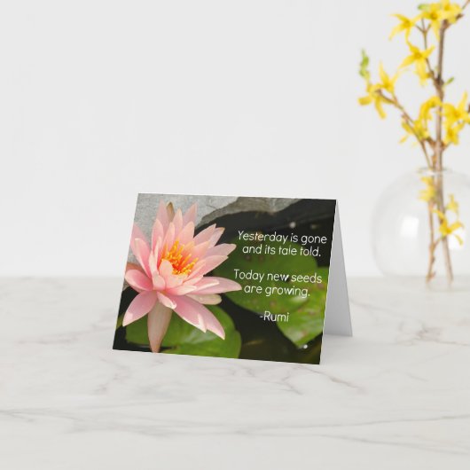 種の成長のRumiの引用文のはすの花 カード (黄色い花)