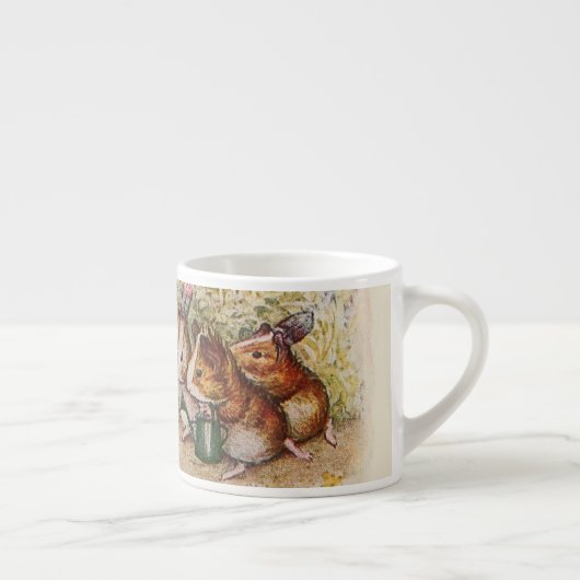 種を植えている庭のモルモット エスプレッソカップ (右)