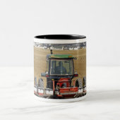 種トウモロコシプランターを引っ張るトラクター ツートーンマグカップ (中央)