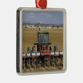 種トウモロコシプランターを引っ張るトラクター メタルオーナメント (右)