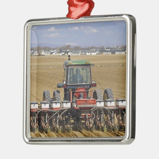 種トウモロコシプランターを引っ張るトラクター メタルオーナメント (左)
