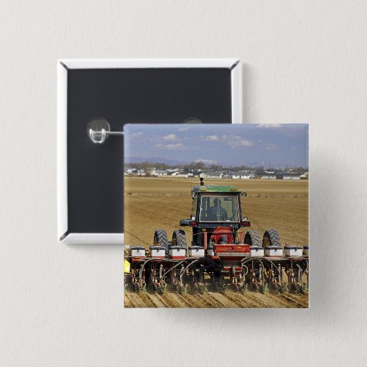 種トウモロコシプランターを引っ張るトラクター 缶バッジ (正面&裏面)