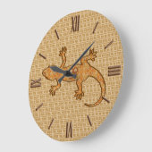 種族のろうけつ染めのヤモリ-錆、こはく色および日焼け ラージ壁時計 (傾斜)