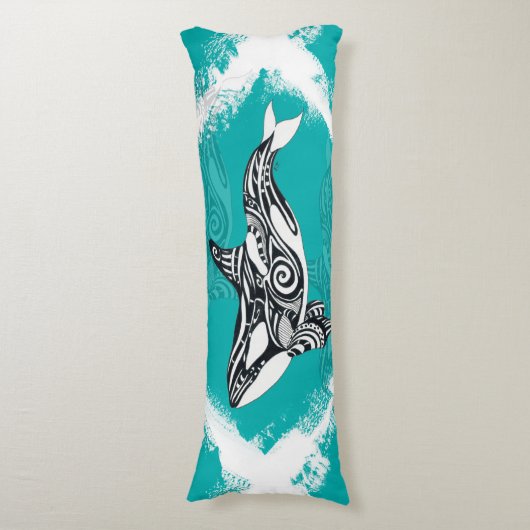 種族のシャチによってブラシをかけられるティール（緑がかった色） ボディピロー (正面縦)
