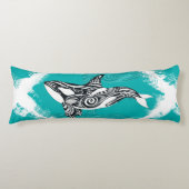 種族のシャチによってブラシをかけられるティール（緑がかった色） ボディピロー (正面)