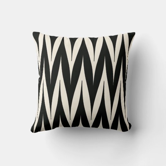 種族のジグザグ形のスパイクパターン黒 クッション (裏面)