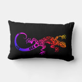 種族の入れ墨のヤモリのトカゲのハ虫類の絞り染め色 ランバークッション (裏面)