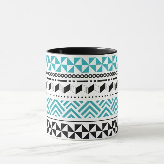 種族の幾何学的な黒および水のモダンのアズテック人 マグカップ (中央)