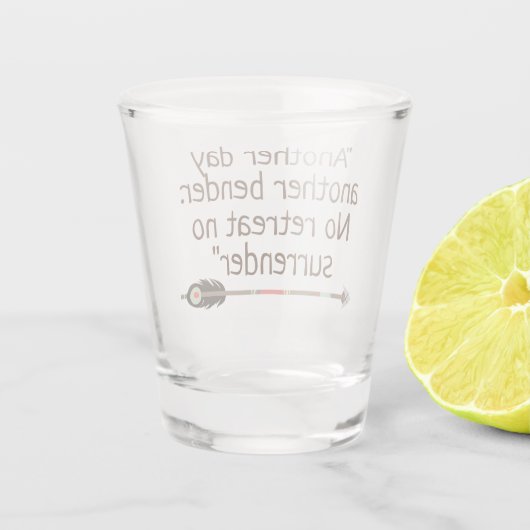 種族の矢のトーストの小グラス ショットグラス (裏面)