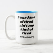 種類の疲れたT1dMom [黒くか明るい青] ツートーンマグカップ (左)