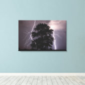 稲妻が木の陰で空を打つ キャンバスプリント (インサイチュ (ウッドフロア))