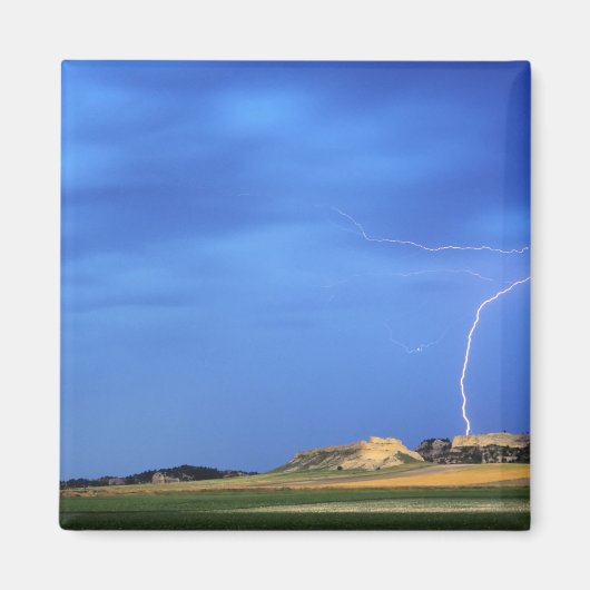 稲妻が近くのヤマネコ丘陵を襲う マグネット (正面)