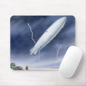 稲妻によって打たれる飛行船のイラストレーション マウスパッド (マウス)