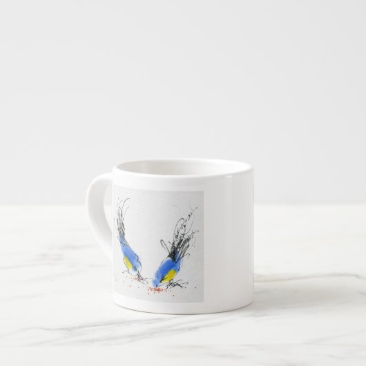 穀物をくちばしでつつく2つの小さいtitmouses。 書道 エスプレッソカップ (正面左)