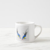 穀物をくちばしでつつく2つの小さいtitmouses。 書道 エスプレッソカップ (右)