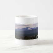 穂先のピークパノラマのマグ コーヒーマグカップ (中央)