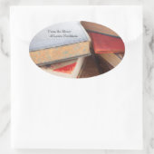 積まれた古書 楕円形シール (バッグ)