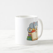 積まれた本の上のかわいい猫 コーヒーマグカップ (正面右)