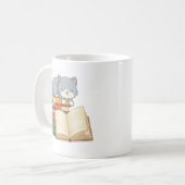 積まれた本の上のかわいい猫 コーヒーマグカップ (正面左)