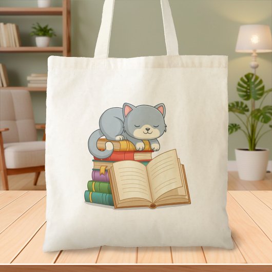 積まれた本の上のかわいい猫 トートバッグ