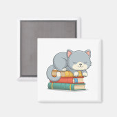 積まれた本の上の幸せな猫 マグネット (正面/裏面)