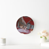 積み込みの近くで赤いエレキギターを演奏する手 ラウンド壁時計 (ホーム)