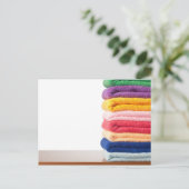 積み重なったカラフルマイクロファイバタオル ポストカード (スタンド正面)