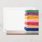 積み重なったカラフルマイクロファイバタオル ポストカード (正面/裏面)