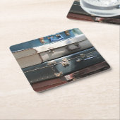 積み重なったヴィンテージスーツケース スクエアペーパーコースター (アングル)