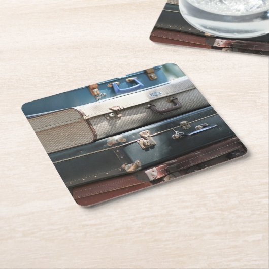 積み重なったヴィンテージスーツケース スクエアペーパーコースター (アングル)