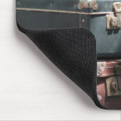 積み重なったヴィンテージスーツケース マウスパッド (コーナー)