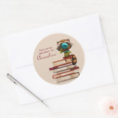 積み重ねられたアライグマ書籍名プレート ラウンドシール (封筒)