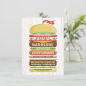 積み重ねられたハンバーガーの誕生日BBQのWoodgrain 招待状 (スタンド正面)