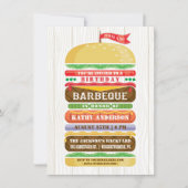 積み重ねられたハンバーガーの誕生日BBQのWoodgrain 招待状 (正面)