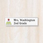 積み重ねられた本の先生のドアの名札 サインプレート (正面)