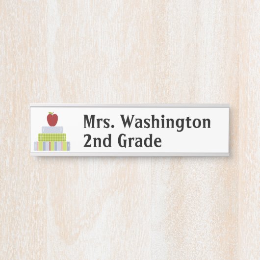 積み重ねられた本の先生のドアの名札 サインプレート (正面)