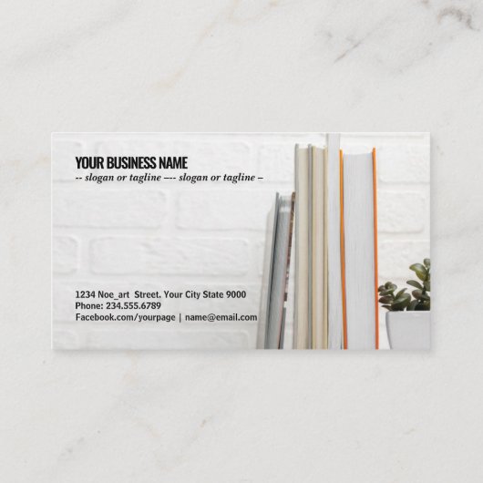 積み重ねられた本を持つ机 名刺 (裏面)