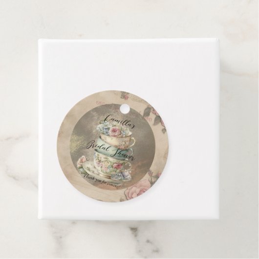 積み重ねられた花のティーカップのエフェメラ・ブライダルシャワー フェイバータグ (インサイチュ)