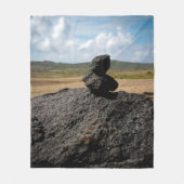 積み重ね岩 フリースブランケット (正面)