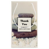 積み重ね石瞑想的ケアン誕生日ありがとう スモールペーパーバッグ (裏面)