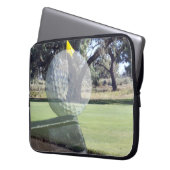 積層組成物におけるパター上のゴルフボール ラップトップスリーブ (正面左)