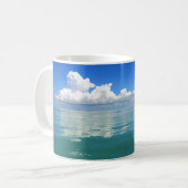 穏かな海のコーヒー・マグ上の白い雲 コーヒーマグカップ (正面左)