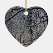 穏やかで非常に熱いユール（キリスト降誕祭）のログインSnowyの森林 セラミックオーナメント (裏面)