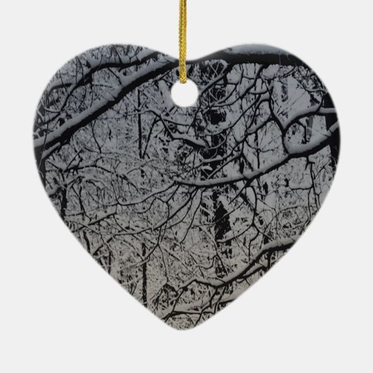 穏やかで非常に熱いユール（キリスト降誕祭）のログインSnowyの森林 セラミックオーナメント (裏面)