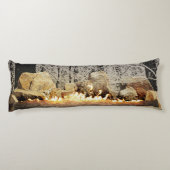 穏やかで非常に熱いユール(キリスト降誕祭)のログインSnowyの森林 ボディピロー (裏面)