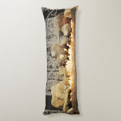 穏やかで非常に熱いユール(キリスト降誕祭)のログインSnowyの森林 ボディピロー (裏面 (縦))