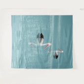 穏やかなアクアウォーターでパドリングするペリカンカップル タペストリー (正面(横))