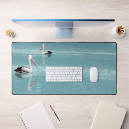 穏やかなアクアウォーターでパドリングするペリカンカップル デスクマット
