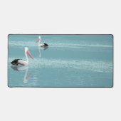 穏やかなアクアウォーターでパドリングするペリカンカップル デスクマット (正面)
