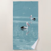 穏やかなアクアウォーターでパドリングするペリカンカップル ビーチタオル (正面)